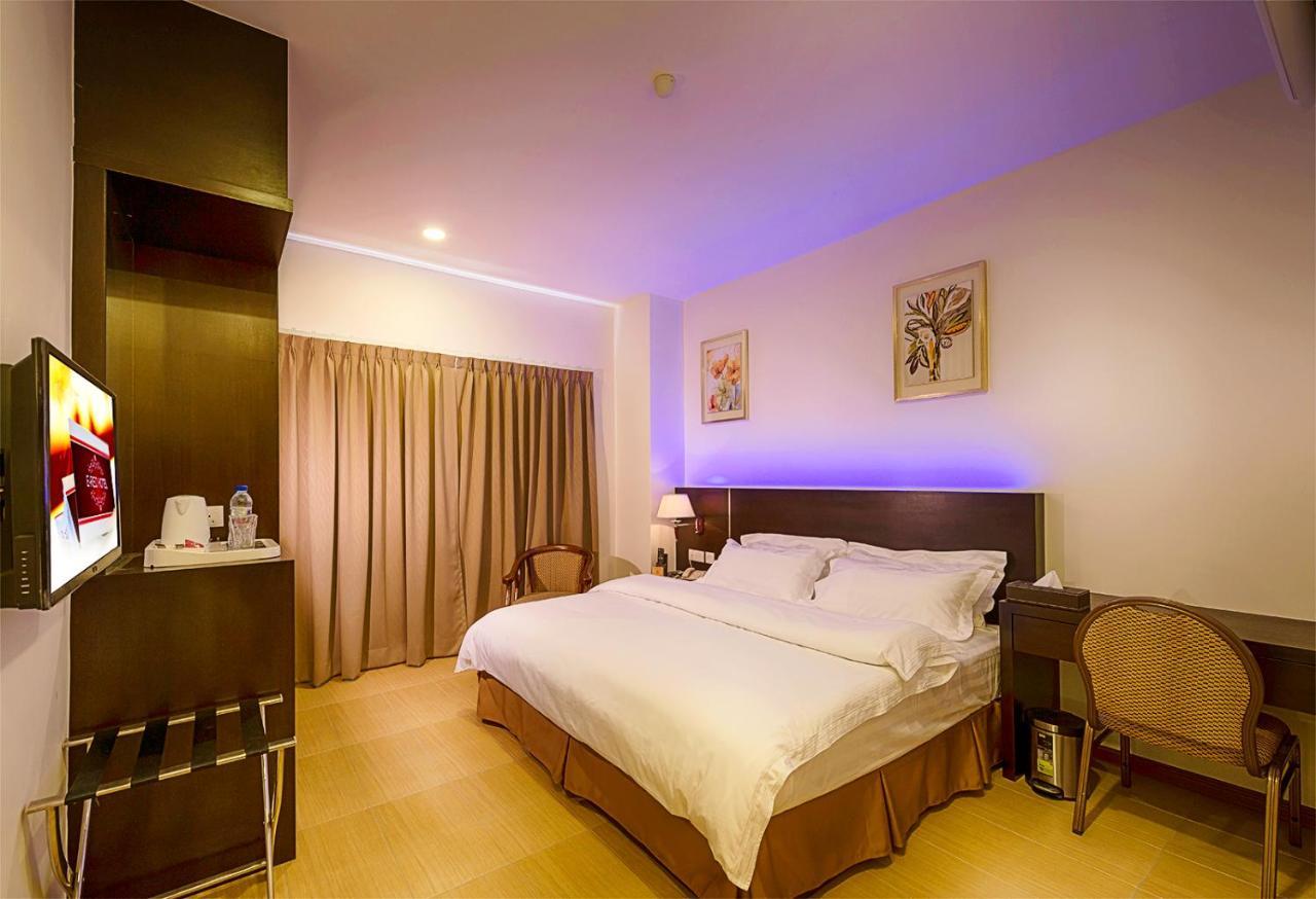 Ernes Hotel Alma บูกิต เมอร์ตาจัม ภายนอก รูปภาพ